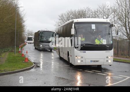 Reisebusse mit Evakuierten aus Coronavirus kommen im Kents Hill Park Training and Conference Center in Milton Keynes an, nachdem sie aus der von Coronavirus heimgeschlagenen Stadt Wuhan in China nach Großbritannien zurückgeführt wurden. Stockfoto