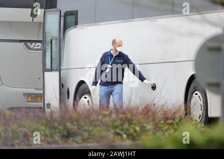 Reisebusse mit Evakuierten aus Coronavirus kommen im Kents Hill Park Training and Conference Center in Milton Keynes an, nachdem sie aus der von Coronavirus heimgeschlagenen Stadt Wuhan in China nach Großbritannien zurückgeführt wurden. Stockfoto