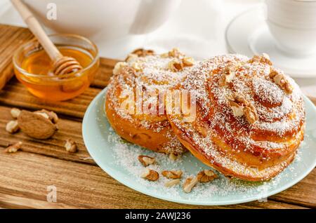 Traditionelle schwedische Bäckerei oder kanelbulle mit Walnüssen auf Holz Fach. Frühstück oder ein Snack Konzept. Nahaufnahme Stockfoto