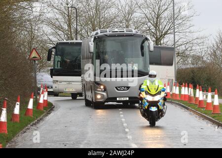 Reisebusse mit Evakuierten aus Coronavirus kommen im Kents Hill Park Training and Conference Center in Milton Keynes an, nachdem sie aus der von Coronavirus heimgeschlagenen Stadt Wuhan in China nach Großbritannien zurückgeführt wurden. Stockfoto