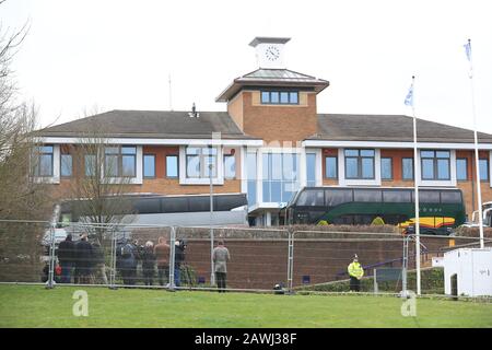 Reisebusse mit Evakuierten aus Coronavirus kommen im Kents Hill Park Training and Conference Center in Milton Keynes an, nachdem sie aus der von Coronavirus heimgeschlagenen Stadt Wuhan in China nach Großbritannien zurückgeführt wurden. Stockfoto