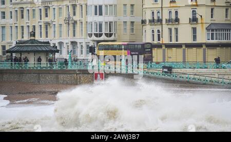 Brighton UK 9. Februar 2020 - Riesige Wellen stürzen an der Küste von Brighton ab, während Storm Ciara Großbritannien mit Bernsteinwarnungen im ganzen Land trifft, da hohe Winde zu Schäden und möglichen Lebensgefahr führen werden: Kredit Simon Dack / Alamy Live News Stockfoto