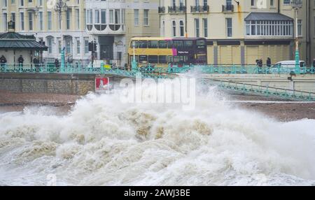 Brighton UK 9. Februar 2020 - Riesige Wellen stürzen an der Küste von Brighton ab, während Storm Ciara Großbritannien mit Bernsteinwarnungen im ganzen Land trifft, da hohe Winde zu Schäden und möglichen Lebensgefahr führen werden: Kredit Simon Dack / Alamy Live News Stockfoto