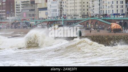 Brighton UK 9. Februar 2020 - Riesige Wellen stürzen an der Küste von Brighton ab, während Storm Ciara Großbritannien mit Bernsteinwarnungen im ganzen Land trifft, da hohe Winde zu Schäden und möglichen Lebensgefahr führen werden: Kredit Simon Dack / Alamy Live News Stockfoto