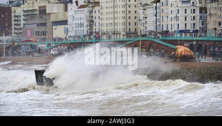 Brighton UK 9. Februar 2020 - Riesige Wellen stürzen an der Küste von Brighton ab, während Storm Ciara Großbritannien mit Bernsteinwarnungen im ganzen Land trifft, da hohe Winde zu Schäden und möglichen Lebensgefahr führen werden: Kredit Simon Dack / Alamy Live News Stockfoto