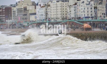 Brighton UK 9. Februar 2020 - Riesige Wellen stürzen an der Küste von Brighton ab, während Storm Ciara Großbritannien mit Bernsteinwarnungen im ganzen Land trifft, da hohe Winde zu Schäden und möglichen Lebensgefahr führen werden: Kredit Simon Dack / Alamy Live News Stockfoto