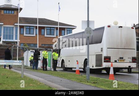 Reisebusse mit Evakuierten aus Coronavirus kommen im Kents Hill Park Training and Conference Center in Milton Keynes an, nachdem sie aus der von Coronavirus heimgeschlagenen Stadt Wuhan in China nach Großbritannien zurückgeführt wurden. Stockfoto