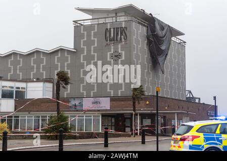 Southend on Sea, Essex, Großbritannien. Februar 2020. Für einen Großteil des Vereinigten Königreichs wurde eine Warnung wegen des bernsteinfarbenen Wetters ausgegeben, während Storm Ciara vorbeizieht. In Southend on Sea war ein frühes Opfer das Dach des Cliffs Pavilion Theaters mit Blick auf die Themse Estuary. Die Polizei hat die Straße gesperrt Stockfoto