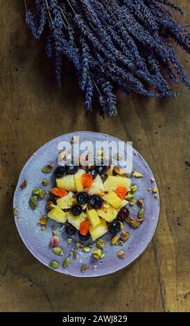 Veganer roher Käsekuchen mit Blaubeere, Kirsche, Matchtee, Orange, Cashew-Creme, Kokosbutter und Kokosmilch sowie Basis aus Mandeln, Datteln und Stockfoto