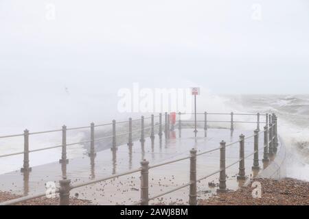 Hastings, East Sussex, Großbritannien. Februar 2020. Wetter in Großbritannien: Das Met-Büro hat eine gelbe Warnung für Wind im Süden mit vorhergesagten Winden von 75 mph herausgegeben, als Gale Force Winde und Regen die Südostküste in Hastings, East Sussex trafen. ©Paul Lawrenson 2019, Photo Credit: Paul Lawrenson/Alamy Live News Stockfoto