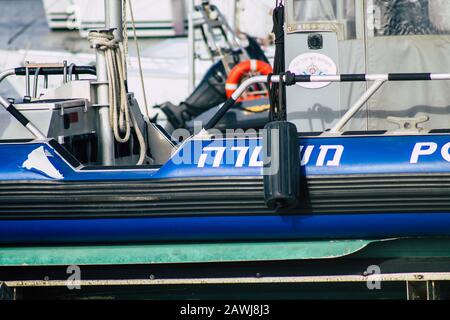 Tel Aviv Israel Februar 08, 2020 Blick auf ein Polizeiboot im Jachthafen von Tel Aviv am Nachmittag Stockfoto