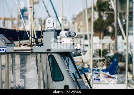 Tel Aviv Israel Februar 08, 2020 Blick auf ein Polizeiboot im Jachthafen von Tel Aviv am Nachmittag Stockfoto