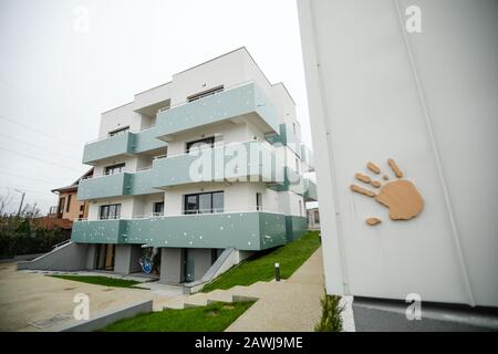 Bukarest, Rumänien - 26. September 2019: Logo und Gebäude von MagicHOME, einem Gebäude für Angehörige kranker Kinder in Behandlung. Stockfoto