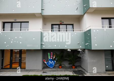 Bukarest, Rumänien - 26. September 2019: Logo und Gebäude von MagicHOME, einem Gebäude für Angehörige kranker Kinder in Behandlung. Stockfoto