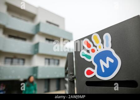 Bukarest, Rumänien - 26. September 2019: Logo und Gebäude von MagicHOME, einem Gebäude für Angehörige kranker Kinder in Behandlung. Stockfoto