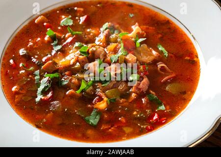 Gulaschsuppe mit Fleisch und Gemüse - traditionelle ungarische Küche Stockfoto