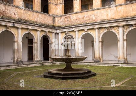 Padula, Salerno, Kampanien, Italien - 21. Mai 2017: Kreuzgang der Pension in der Certosa di San Lorenzo Stockfoto