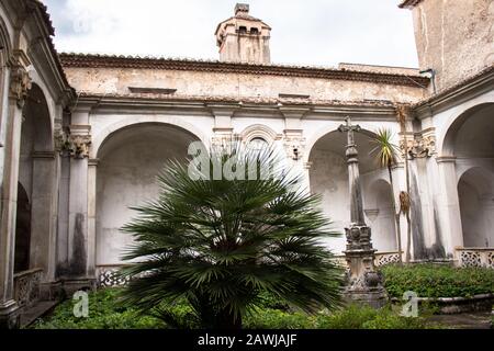 Padula, Salerno, Kampanien, Italien - 21. Mai 2017: Kreuzgang des alten Friedhofs in der Certosa di San Lorenzo Stockfoto