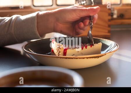 Frau, die süßes Dessert isst, mit einem Stück Käsekuchen. Nahansicht. Stockfoto