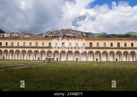 Padula, Salerno, Kampanien, Italien - 21. Mai 2017: Großer Cloister in der Certosa di San Lorenzo Stockfoto