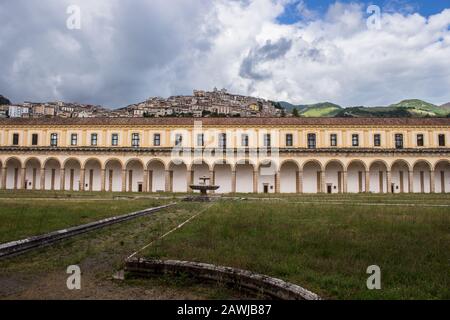 Padula, Salerno, Kampanien, Italien - 21. Mai 2017: Großer Cloister in der Certosa di San Lorenzo Stockfoto