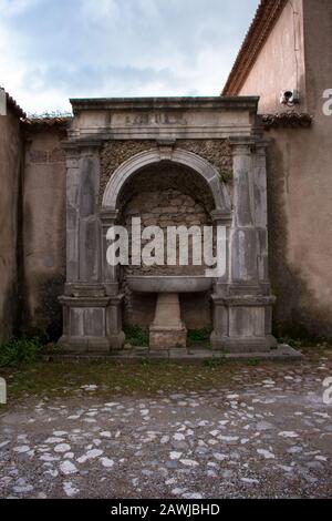 Padula, Salerno, Kampanien, Italien - 21. Mai 2017: Fassade des Außengerichts in der Certosa di San Lorenzo Stockfoto