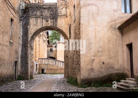 Padula, Salerno, Kampanien, Italien - 21. Mai 2017: Fassade des Außengerichts in der Certosa di San Lorenzo Stockfoto