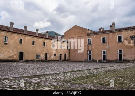 Padula, Salerno, Kampanien, Italien - 21. Mai 2017: Fassade des Außengerichts in der Certosa di San Lorenzo Stockfoto