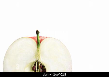 Schneiden Sie das apple-teil auf weißem isoliertem Hintergrund. Ökologisch reine Frucht-Nahaufnahme mit Kopierraum. Makro der Ernährung Lebensmittel Backdrops Stockfoto