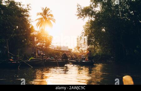 Sonnenaufgangboote auf den schwimmenden Märkten in Can Tho im Mekong Delta. Indochina, Vietnam. Stockfoto