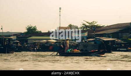 Sonnenaufgangboote auf den schwimmenden Märkten in Can Tho im Mekong Delta. Indochina, Vietnam. Stockfoto