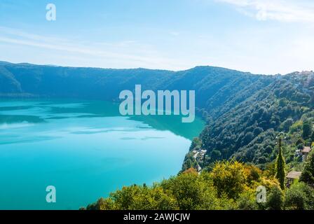 Blick auf den Albaner See von der Stadt Castel Gandolfo, in den Albaner Hügeln, südlich von Rom, Italien Stockfoto