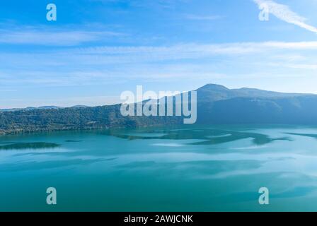 Blick auf den Albaner See von der Stadt Castel Gandolfo, in den Albaner Hügeln, südlich von Rom, Italien Stockfoto