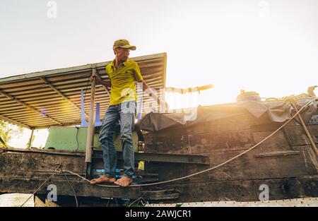 Sonnenaufgangboote auf den schwimmenden Märkten in Can Tho im Mekong Delta. Indochina, Vietnam. Stockfoto