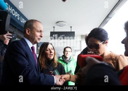 Dublin, Irland. 31/1/2020 Fianna Scheitert Bei Den Parlamentswahlen 2020. Fianna Scheitert Parteichef Micheal Martin und Cllr. Deirdre O'Donovan und sprechen mit Frauen, wie sie heute Morgen im Einkaufszentrum Rathfarnham gejagt haben. Foto: Leah Farrell / RollingNews.ie Stockfoto