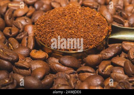 Löffel gemahlenen Kaffee in gebratenen Kaffeebohnen aus nächster Nähe Stockfoto