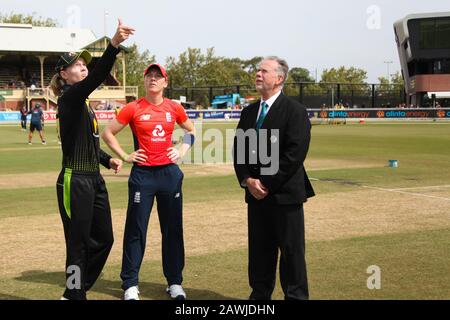 Kreuzung Oval, Melbourne, Victoria, Australien. Februar 2020. CommBank T20 INTL Tri-Series • Match 6 - Australien Frauen V England Frauen - England Kapitän Heather Knight und der australische Kapitän Meg Lanning während der Münze Toss -Australien gewann das Spiel durch 16 Runs- Image Credit: Brett keating/Alamy Live News Stockfoto