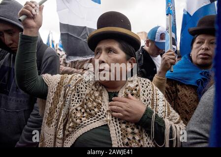 08. Februar 2020, Bolivien, El Alto: Anhänger des ehemaligen Präsidenten Morales nehmen vor den bevorstehenden Präsidentschaftswahlen an einer Wahlkampfveranstaltung des Movimiento al Socialismo (MAS) Teil. Die Neuwahl am 3. Mai kommt mehr als sechs Monate nach der Präsidentschaftswahl im Oktober, die von Manipulationsvorwürfen überschattet wurde und aus der Morales als Sieger hervorging. Foto: Ivan Perez / dpa Stockfoto