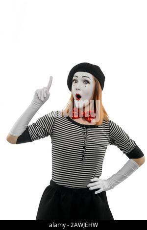 Weiblicher MIME, der den Finger nach oben zeigt. Frau in schwarz-weißer Kleidung gekleidet Stockfoto