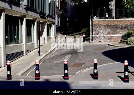 Poller markieren die Grenze der City of London Square Meile, London, England. Stockfoto