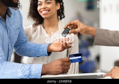 Ein Paar Kauft Ein Auto, Das Mit Kreditkarte In Der Händlerniederlassung Bezahlt Wird, Closeup Stockfoto