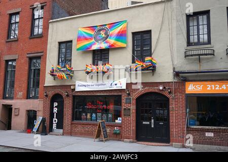 Außenansicht des Stonewall Inn, einer schwulen Bar im Greenwich Village, Manhattan, NYC Stockfoto