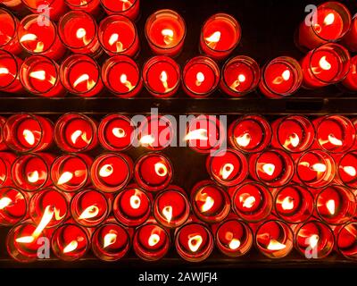 Brennende rote chinesische Kerze in Glas mit leichter Flamme Draufsicht abstrakter Hintergrund Stockfoto