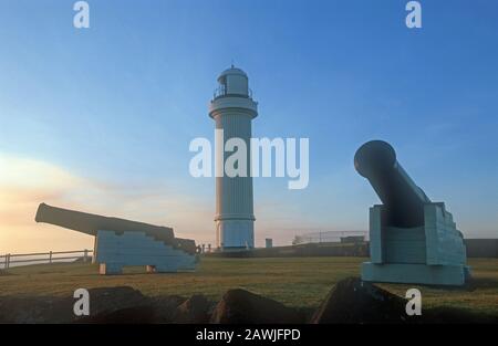 WOLLONGONG FÜHRT DEN LEUCHTTURM UND VERWAHRLOSTE ALTE KANONEN AUF FLAGSTAFF POINT, WOLLONGONG, NEW SOUTH WALES, AUSTRALIEN Stockfoto