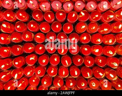 Brennende rote chinesische Kerze in Glas mit leichter Flamme Draufsicht abstrakter Hintergrund Stockfoto