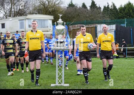 Februar 2020, Rochdale Mayfield Rugby Club, Rochdale, England; Coral Challenge Cup, Rochdale Mayfield / North Wales Crusaders: Spieler treten in die ein Stockfoto