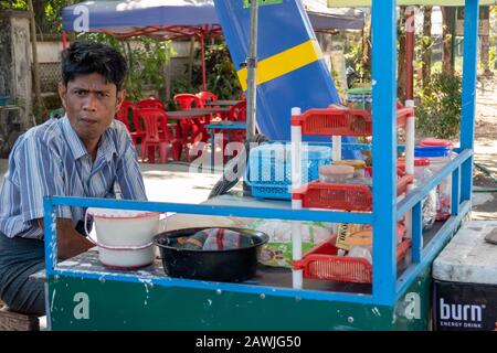 Pathein, MYANMAR - 26. JANUAR 2020: Imbisshändler in Pathein, der größten Stadt und Hauptstadt der Ayeyarwady Region. Stockfoto