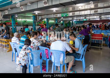 Pathein, MYANMAR - 26. JANUAR 2020: Nicht identifizierte Menschen essen in einem großen Restaurant in Pathein, der größten Stadt und Hauptstadt der Ayeyarwady Region. Stockfoto