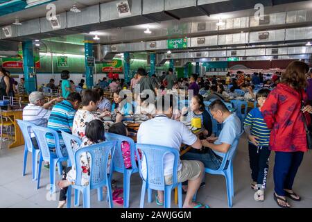 Pathein, MYANMAR - 26. JANUAR 2020: Nicht identifizierte Menschen essen in einem großen Restaurant in Pathein, der größten Stadt und Hauptstadt der Ayeyarwady Region. Stockfoto