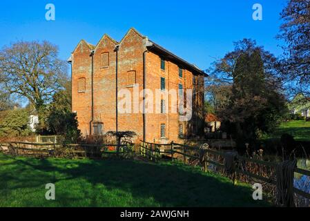 Blick auf die Letheringsett Watermill am Fluss Glaven bei holt bei Letheringsett, Norfolk, England, Großbritannien, Europa. Stockfoto